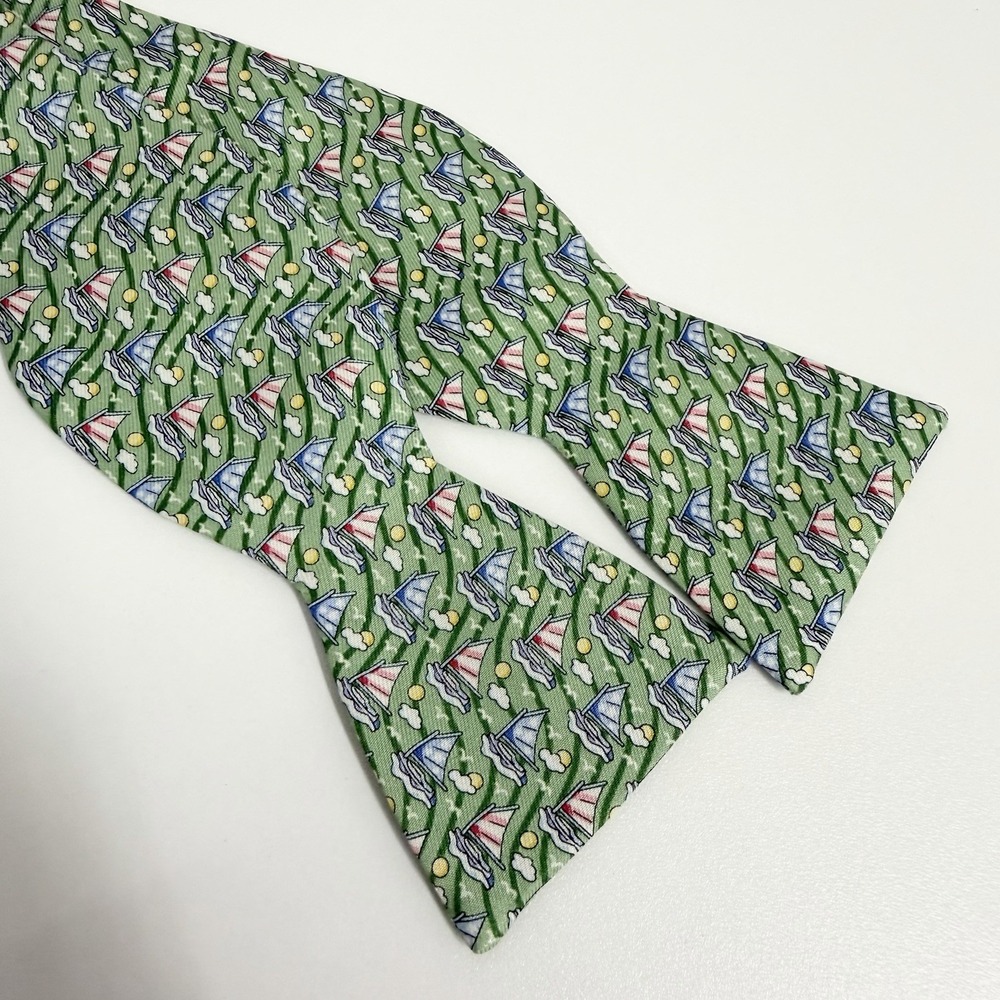 Vineyard Vines Mens Bow Tie Nautical Sailboats Green Silk 2.5" (W) x 36" (L) euc